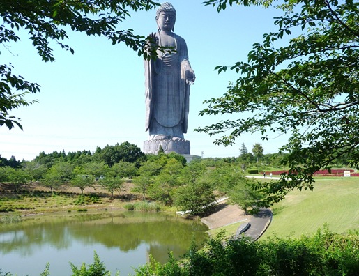 18. ushiku daibutsu ao lado da lagoa