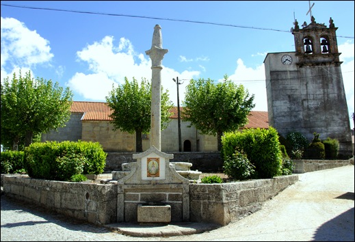 Glória Ishizaka - Vila do Touro - fonte e torre sineira