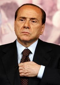 Silvio Berlusconi mit der "unsichtbaren Hand" der Illuminaten