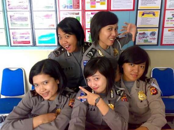 [indonesian-police-girls01[5].jpg]