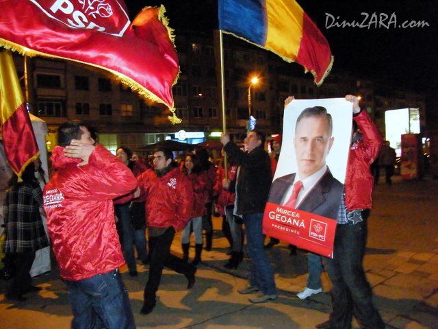 (VIDEO) Pesediştii au sărbătorit victoria lui Geoană în centrul Sucevei