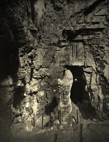 L'interno della grotta della Madonna di Rebocco