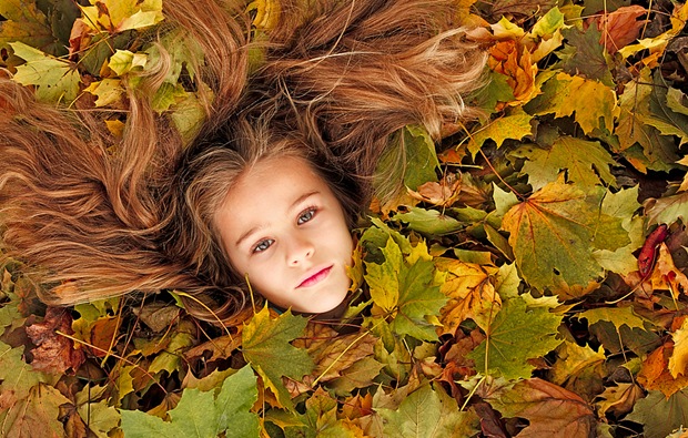 Fall-beauty-photography: Girl and autumn leaves