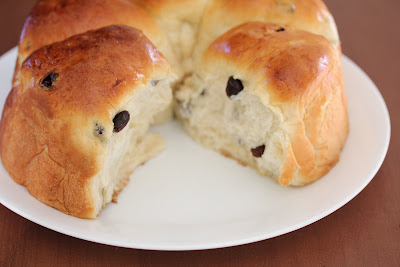 process photo showing the baked raisin rolls