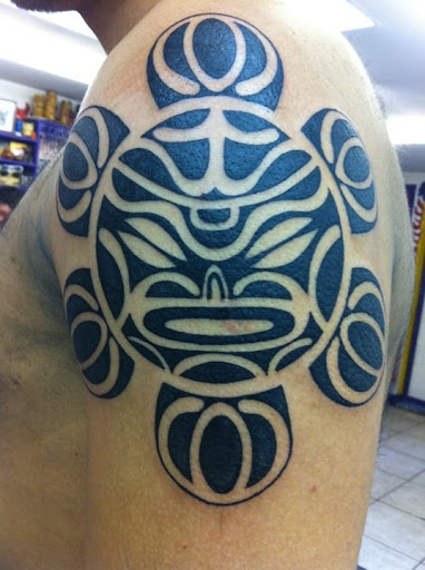 Hilary Duff memiliki tatto bertuliskan stand by me tato di lengan kanannya