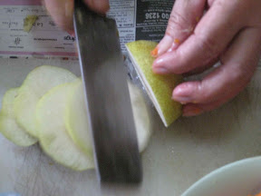 把水果切成薄片