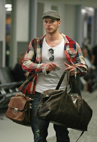 [kellan-lutz-1[1].jpg]