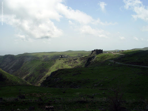Гора Арагац и крепость Амберд (Армения)