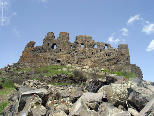 Гора Арагац и крепость Амберд (Армения)