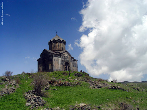 Гора Арагац и крепость Амберд (Армения)