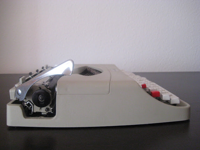 Retro Tech Geneva: Underwood 19 Ivory Portable Manual Typewriter (1970s)
