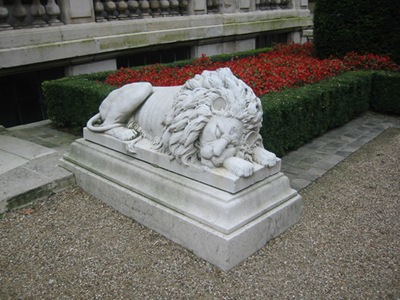sleeping_lion_at_entrance_of_musee_jacqu