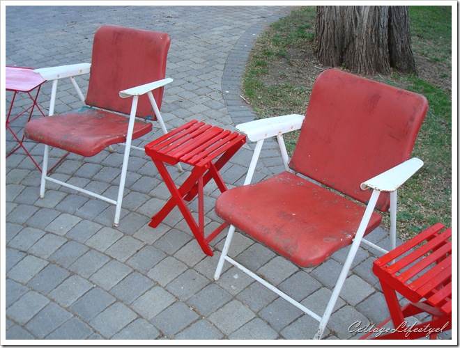 red and white metal folding chairs 1