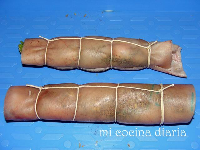 Alubias con rollitos de piel de cerdo (Фасоль с рулетиками из свиной шкурки)