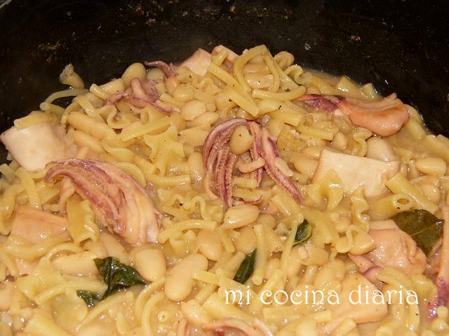 Pasta con alubias y calamares (Паста с фасолью и кальмарами)