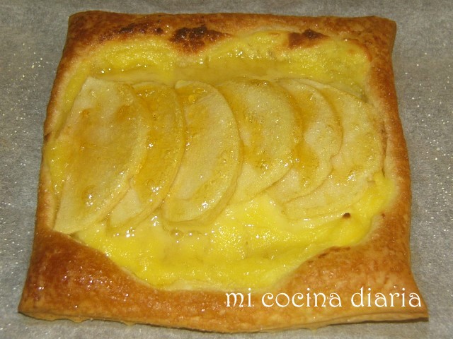 Hojaldres con crema pastelera y manzanas (Слойки с кондитерским кремом и яблоками)
