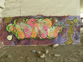 blog, Budapest, fotók, graffiti, képek, nagybani piac, Nagyvásártelep, photos for sale, photostock, stockphoto, fényképek, tegs, teg, tegek, falfirka, vandalizmus, tegelés, tegelők, Hungary, magyar, Magyarország, műemlék, paint, iparcsarnok, ipar, dark, art, bomba, LSD, funny, vicces