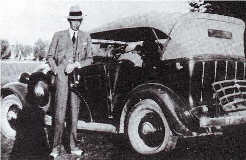 [Quaid-e-Azam in immaculate dress outside his car[4].png]