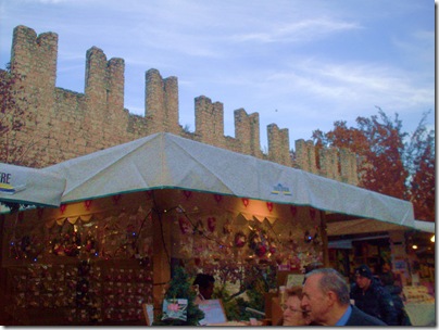le mura iluminate ai mercatini di Natale di trento