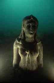 A queen carved from black granite wears the robe that typically identified the sovereigns of Isis incarnate