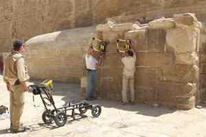 Dr. Lehner and his team conduct radar survey on the box at the back left paw of the Sphinx. (Photo: Jennifer Willoughby)