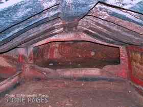 Full view of the spirals and the ceiling of the tomb