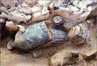 Broken Terracotta Warriors in No.1 excavation pit in Lintong country, Shanxi province, in this file photo. Archaeologists have unearthed about 120 figures in their latest excavations at the Terracotta Army site that surrounds the tomb of China's first emperor, Qin Shihuang.