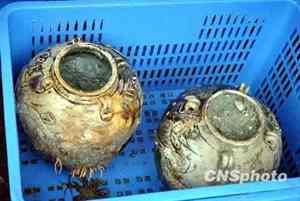 Ming porcelain vases recovered from the Nan'ao No. 1 wreck