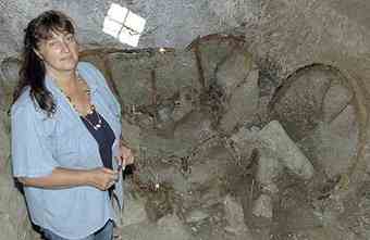 Project leader Dr. Daniela Agre standing in the grave pit containg the chariot