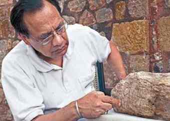 Ravindra Singh Bisht, former Joint Director General of the Archaeological Survey of India, explaining the four-sign inscription on sandstone discovered at Dholavira