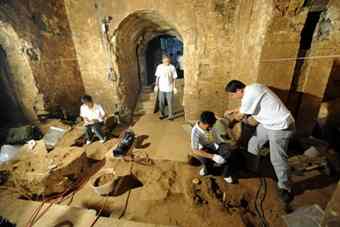 Archaeologists unearth the tomb of Cao Cao, a warlord during the Three Kingdoms period (208-280 A.D.), in Anyang of central China's Henan province on Friday. The day marks the fifth Chinese Cultural Heritage Day