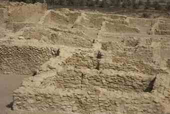 Overview of ruins of houses in Saar