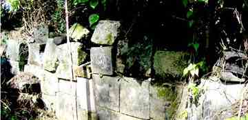 Massive and closely fitted coral blocks form the base of an altar at the Marae Nu’urua temple.