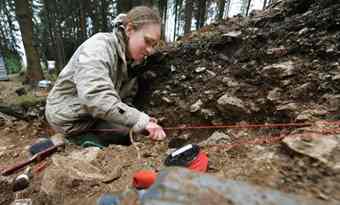 A sudent at the Oldenrode dig