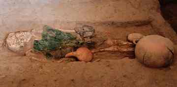 he remains of a teenager of Mochica community, buried more than 1,600 years ago in the Peruvian province of Sipan, in the department of Lambayeque. The place were found by a team of archaeologists 16 meters from tomb of Great Lord of Sipan, according to Alva. 