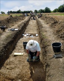 [_48850285_p1060126trenchi_1_1[7].jpg]