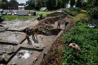 According to old writings, "horsemen and carts" used to stream through the gate, called "Wiglesdor." Next to it was a customs station, an inn and a bordello.