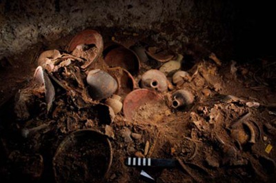 [qatna-2010-discovery-human-skulls[5].jpg]