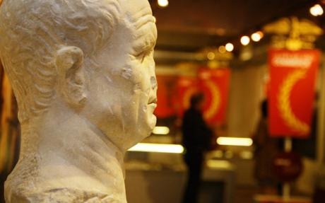 [hadrian-bust_1723425c[5].jpg]