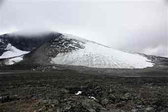 The Juvfonna ice field at 1,850 metres (6070 feet) above sea level is seen in the Jotunheimen mountains in Norway September 9, 2010. Climate change is exposing reindeer hunting gear used by the Vikings' ancestors faster than archaeologists can collect it from ice thawing in northern Europe's highest mountains. 
