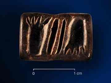 Rectangular seal, black stone with design showing two bear’s feet; date: ca. 3,500 B.C. 