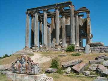 The Temple of Zeus at the ancient city of Aizanoi, located 57 kms from Kόtahya in the small town of Cavdarhisar.