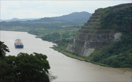 [_49288927_panamacanal[5].jpg]