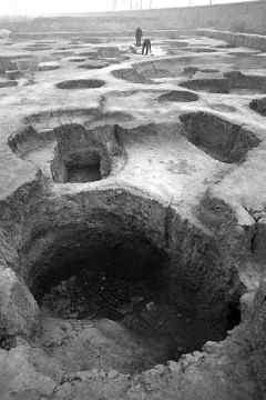 On Oct. 9, archaeologists work at the excavation site in Luoyang city in central China. Photo by Zhang Xiaoli/dahe.cn)