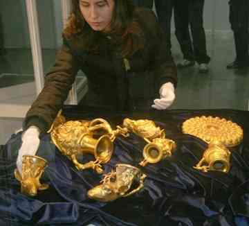 Bulgaria's Panagyurishte Gold Treasure being put on display. Photo by BGNES. 