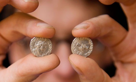 [Roman-coin-hoard-found-at-007[5].jpg]