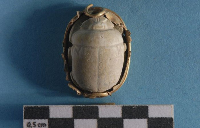 [qatna-8-mishrifeh-royal-seal-scarab-amenhotep-III[5].jpg]