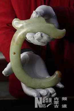 The half-circle dragon-shaped topaz object, the first dragon-shaped art object in China, was recently identified by archaeologists from the Ongniud Banner Museum.