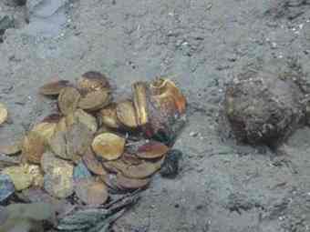 Coins on the ocean floor at the Black Swan site (courtesy of Odyssey Marine Exploration) 