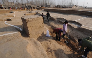 新华社照片，郑州，2010年1月12日<br />    河南新郑望京楼遗址新发现夏商两座大型城址<br />    这是1月12日拍摄的望京楼遗址城门。<br />    郑州市文物考古研究院日前在对河南省新郑市望京楼遗址考古发掘中，发现了夏代和商代两座大型城址，并发现了外廓城，城址总面积达168万平方米。专家初步推测，夏代城址可能为夏之某一方国都邑，商代城址则可能是商代前期的一座军事重镇。<br />    新华社记者赵鹏摄